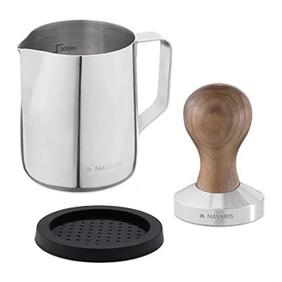 Afbeelding van Navaris koffie en espresso tamper Stamper voor het aandrukken Van gemalen Inclusief melkkannetje roestvrij staal hout Ø 51 mm