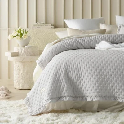 Afbeelding van ROOM99 Molly Elegante sprei in lichtgrijs, 200 x 220 cm, veelzijdige woondeken als bedsprei of bankovertrek, voor bed en bank, quiltstijl, ideaal