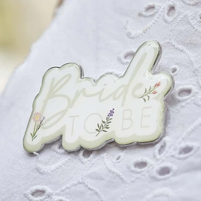 Afbeelding van Ginger Ray Bride to Be&#039; Floral emaille zilveren badge met witte en saliegroene print 3,3 cm x 5,3 cm, veelkleurig