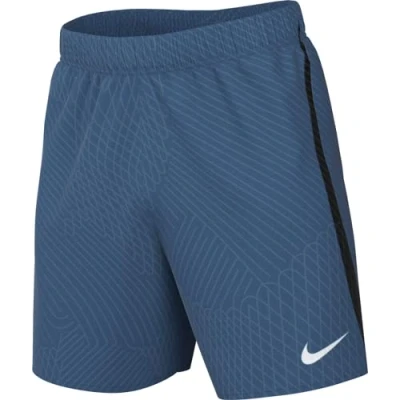 Afbeelding van Nike dri fit strike short in de kleur blauw.
