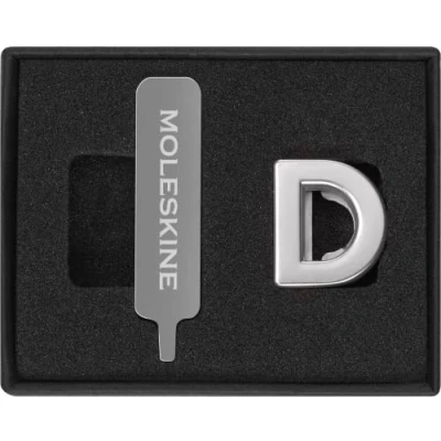 Afbeelding van Moleskine Reversspeld voor notitieboek of agenda letter D, reversspeld, personaliseer de sluiting met een elastiek, gepersonaliseerde cadeau ideeën, zilverkleur