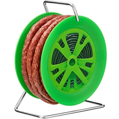 Afbeelding van WURSTBARON® kabelhaspel met worst in tuinslang design, 3,5m heerlijke krakowska worst, van hoge kwaliteit en heeft een rooksmaak, leuk geschenk voor hobbytuiniers, 240g