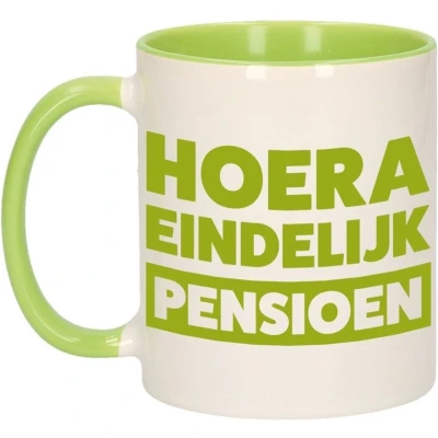 Afbeelding van Groene pensioen VUT cadeau mok / beker hoera eindelijk 300 ml feest mokken