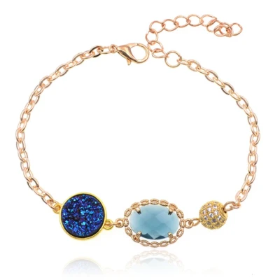 Afbeelding van Goudkleurige verstelbare dames armband met blauw glassteen