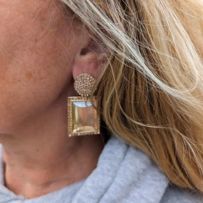 Afbeelding van Oorknopjes met hanger een rond vlak en spiegelde rechthoek afgezet goud kleurige strass