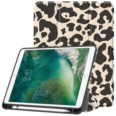 Afbeelding van Apple iPad 2017 (5e generatie) Hoes: iMoshion Design Trifold Bookcase Leopard Kunstleder Tablet Hoezen