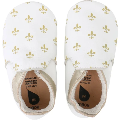 Afbeelding van Bobux Soft Soles White/gold fleur de lis/gold trims loafer Babyslofjes EU 18