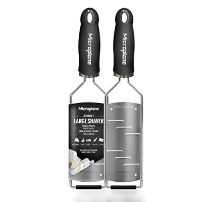 Afbeelding van Microplane Keukenrasp grof voor kaas, wortel, gember, kokos, noten en mierikswortel uit de Gourmet Serie in zwart/roestvrij staal