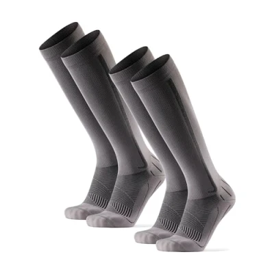 Afbeelding van DANISH ENDURANCE Compressiesokken, 21 26mmHg, Zweetafvoerend, Hardlopen en Vliegen, Gegradueerde Ondersteuning, voor Mannen &amp; Vrouwen, Unisex, 2 Paar, Grijs/Zwart pack, 43 47