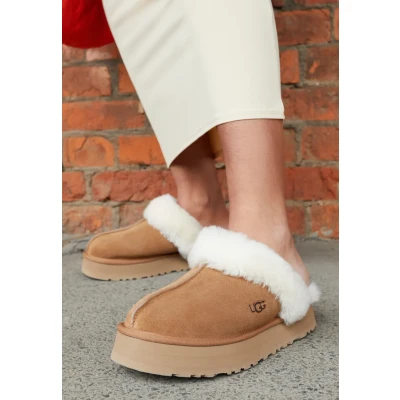 Afbeelding van UGG dames W Disquette pantoffel van suède met schapenwol in de kleur Lichtbruin, maat: 36