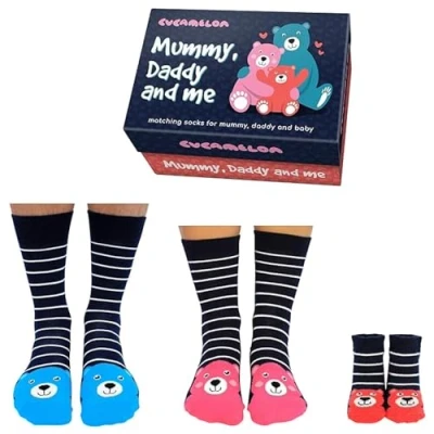 Afbeelding van Cadeaudoosje met papa mama baby sokken Mummy daddy and me kraamcadeau geschenk babyshower