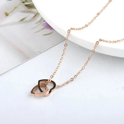 Afbeelding van Ketting met verbonden hartjes Stainless Steel verguld rose goudkleurig Fijne damesketting hanger Valentijn