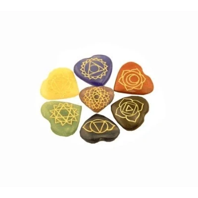 Afbeelding van Set van 7 Hartvormige Chakra Halfedelstenen met de Chakrasymbolen in Goudkleur Gegraveerd