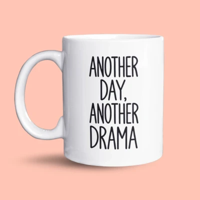 Afbeelding van NietMokken.nl Grappige mok &quot;Another day, another drama.&quot; 325 ml Keramische Cadeautip voor collega’s of vrienden