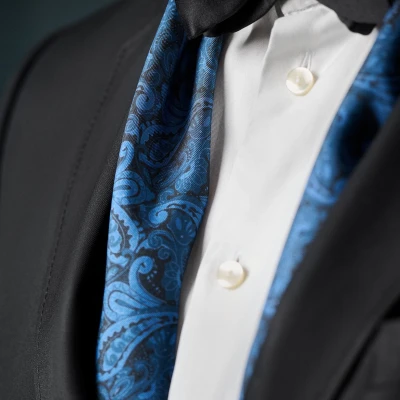 Afbeelding van Zijden sjaal met marineblauw en lichtblauw paisleymotief