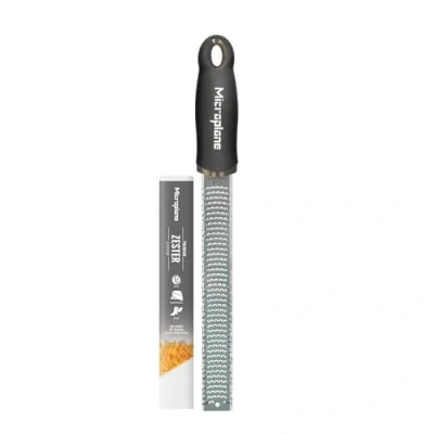 Afbeelding van Microplane Zester rasp in Zwart voor citrusvruchten, harde kaas, gember, chocolade, nootmuskaat en truffel met fijn roestvrijstalen blad Made USA