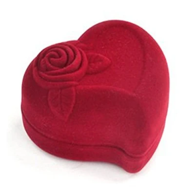 Afbeelding van TRIXES Rood luxe liefdeshart met fluweel bekleed sieradendoosje ringbox verloving bruiloft huwelijksaanzoek