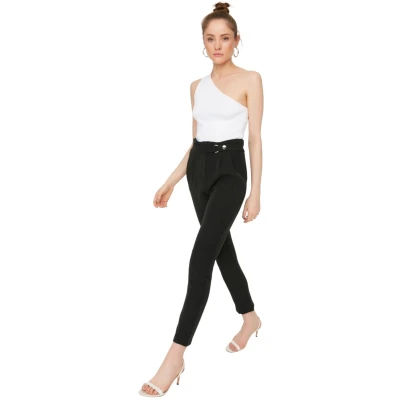 Afbeelding van Trendyol Zwarte Riem Gedetailleerde Sigaretten Skinny Pijp Geweven Geplooide Stoffen Broek Twoss20Pl0131