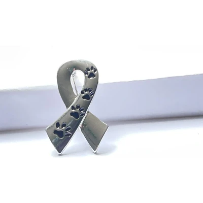 Afbeelding van GoedeDoelen.Shop Broche Ribbon Paws Black Gedenk Sieraad Pootafdruk Rescue Sierpin Wellness House