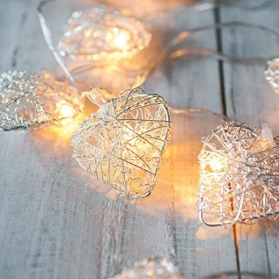 Afbeelding van Lights4fun 10 delige LED lichtketting met batterij zilveren hart decoratie