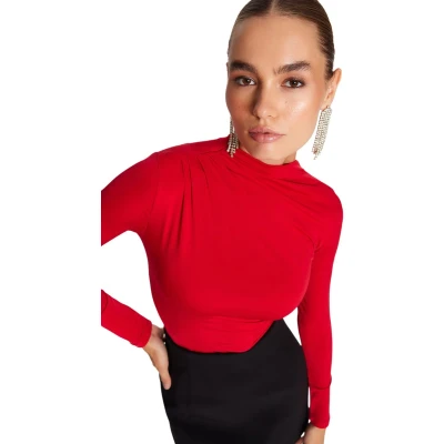 Afbeelding van Trendyol Rode Bodysuit Met Aansluitende Kraag En Gedetailleerde Tpraw24Bd00008