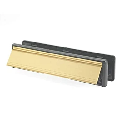 Afbeelding van Yale YLP44 06/32 CP Letterplaat/brievenbus, 300 mm, Past 38 78 mm Deuren, Gepolijste gouden afwerking