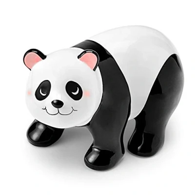 Afbeelding van Mousehouse Gifts Kinderspaarpot in de vorm van een lopende panda mooi cadeau voor jongens en meisjes zwart wit gekleurd 9 x 17 13 cm