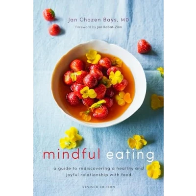 Afbeelding van Mindful Eating: a Guide to Rediscovering Healthy and Joyful Relationship with Food (Revised Edition)