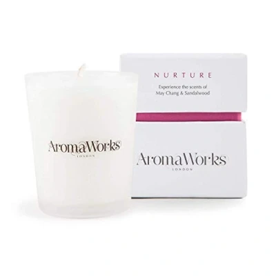 Afbeelding van AromaWorks Nurture Candle doordrenkt met Maychang en sandelhout kalmeert geestelijk de zenuwen Romeinse kamille bevordert slaap lavendel verlicht stress klein 230 ml