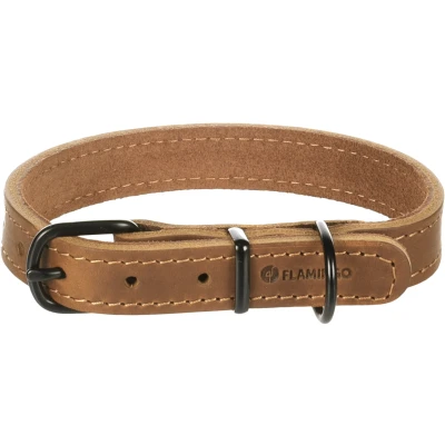 Afbeelding van Flamingo Montana Cognac lederen halsband S/M 32 40 cm x 20 mm met klinknagels en gesp heeft een zwarte glanzende afwerking