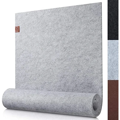 Afbeelding van Moderne tafelloper van vilt lichtgrijs 100x30cm afwasbaar tafelkleed met lederen label Scandinavian Tafelband decoratie tafel viltloper voor buiten grijs