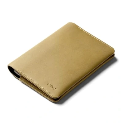 Afbeelding van Bellroy Passport Cover (dunne reisportemonnee/etui met pasjessleuven en ruimte voor zowel contant geld als reisdocumenten) Mustard