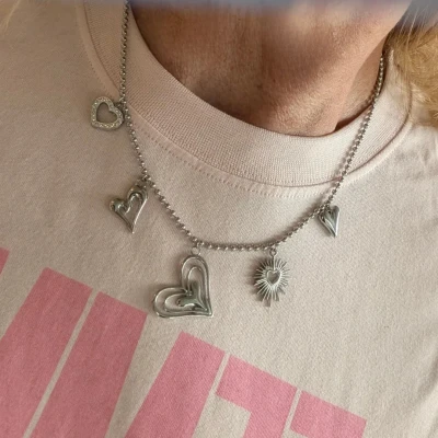 Afbeelding van Zilveren balletjes schakel ketting met 5 verschillende hartjes