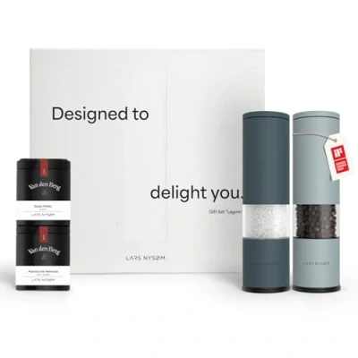 Afbeelding van LARS NYSØM Spice Mills &amp; Spices Gift Set Zout en pepermolenset met chilimolen 2 kruidenpotjes (zout, peper, chili) Een geweldig cadeau idee dankzij de prachtige geschenkdoos Stone Blue/Sky Blue
