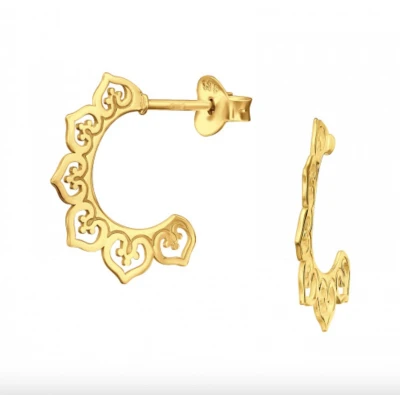Afbeelding van Oorbellen zilver Oorstekers Gold plated oorstekers, opengewerkte halve cirkel met sierlijke harten