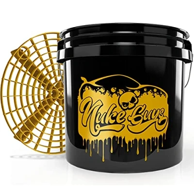 Afbeelding van Nuke Guys Golden Bucket Limited Set GritGuard wasemmer 3,5 gallon en emmerinzetstuk in goud autowasemmer met vuilzeef voor het zachte wassen van de auto / motorwas