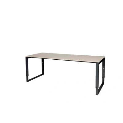Afbeelding van Domino Plus bureau, hoogte instelbaar (62 85cm) met 200x80cm &#039;zwevend&#039; licht grijs 25mm blad en zwart (RAL9011) O poot frame