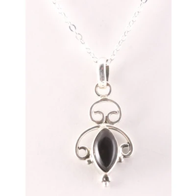 Afbeelding van Fijne opengewerkte zilveren hanger met onyx aan ketting