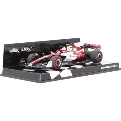 Afbeelding van het 1:43 Diecast model van De Alfa Romeo C42 #24 GP Bahrein 2022. rijder was G. Zhou. fabrikant schaalmodel is Minichamps. Dit alleen online verkrijgbaar