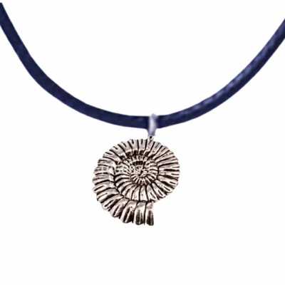 Afbeelding van Zwart koord schuif ketting 80 cm schelp Charme Bijoux