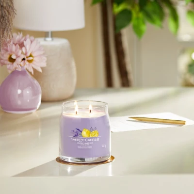 Afbeelding van Yankee Candle Geurkaars Medium met 2 lonten Lemon Lavender 11 cm / ø 9