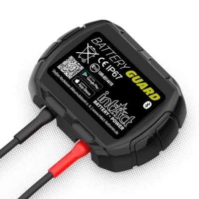 Afbeelding van intAct Battery Guard, batterijmonitor voor Bluetooth bewaking van 12V lood en lithiumbatterijen, met weergave spanning temperatuur pushmelding bij een kritieke laadtoestand
