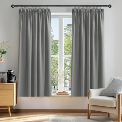 Afbeelding van Deconovo Verduisterende Gordijnen met Plooiband, Lichtgrijs, 168x138 cm (B x H), Thermische Gordijnpanelen voor Slaapkamer, Woonkamer, 2 stuks
