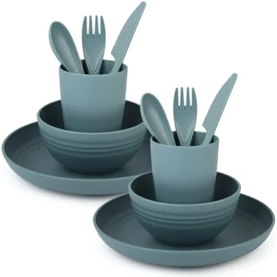 Afbeelding van Belle Vous 3 delige serviesset van kunststof in petrol Bestaat uit bord, kom, kop en bestek Onbreekbaar herbruikbaar servies voor camping, picknick diner Geschikt magnetron vaatwasser