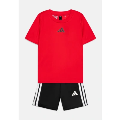 Afbeelding van adidas Performance Train Essentials 3 Stripes Junior Unisex SET Sport Tshirt voor kinderen, Maat: 140, Pure ruby/black