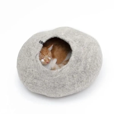 Afbeelding van LucyBalu® Premium Kattengrot Katten iglo van 100% wol 45 x 28 cm Kattenmand vilt Handgemaakt in Nepal Natuurlijke Lichtgrijs