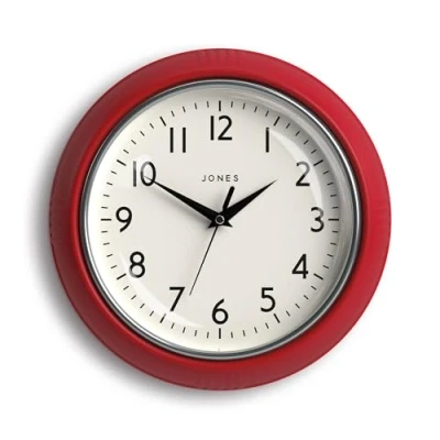 Afbeelding van Jones Clocks® Ronde Retro wandklok The Ketchup Round Clock Makkelijk leesbare cijfers, zwarte perfect als keukenklok, kantoorklok, woonkamerklok klok 25cm Mat rood