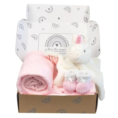 Afbeelding van Baby Box Shop 4 Essentials voor pasgeboren babymeisje, ideaal als babyshower geschenken en doopgeschenken meisjes, inclusief een eenhoorn babydekbed, roze fleece babydeken katoenen