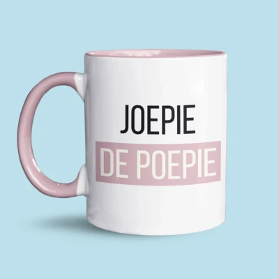 Afbeelding van NietMokken.nl Grappige Mokken &#039;Joepie de Poepie&#039; Hilarisch Cadeau voor Koffieliefhebbers Leuk als Verjaardagscadeau, Collega’s, Familie of Vrienden Keramische Beker Aan Beide Zijden Bedrukt Vaatwasser en Magnetronbestendig