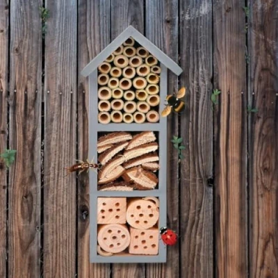 Afbeelding van Garden Mile Eco vriendelijk houten insectenhotel met grijs vrijstaand natuurlijk hout in het oog springend insectenhuis hangend buitenschuilplaats nesthuis voor bijen, vlinders, lieveheersbeestjes
